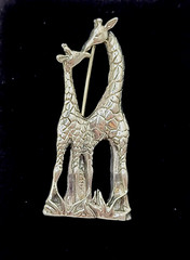 Giraffe Mom and Calf Baby Kissing Jezlaine Sterling 925 Filigree Vtg Brooch Pin