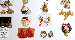 21 pc CHRISTMAS JEWELRY LOT BROOCH EARRINGS RHINESTONE GERRY’S, LIA, JJ, AVON +