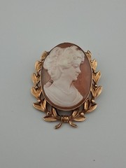 Signed H.G. Vintage 12K Gold Filled Laurel Wreath Design Carved Shell Cameo Pin
