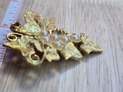Vintage Gold Tone Grape Cluster Brooch Pin Faux Pearl Ivy Leaf Mid Century