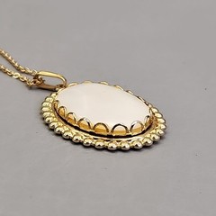 Vintage Mother of Pearl Pendant Necklace Oval White Gold Tone Cable Chain 17″