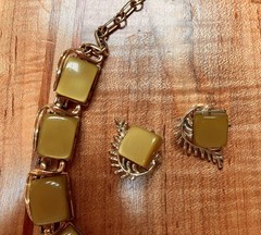 CORO Vintage Green & Gold-tone Thermaset Necklace Choker With Earrings Signed