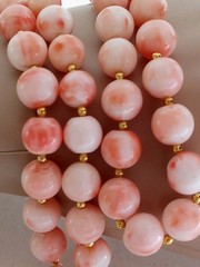 ESTATE ANGEL SKIN BLUSH CORAL 10 MM GOLD 26″ LONG 78 GR GOLD SPACERS NECKLACE