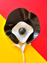 RARE EARLY 1960s POP ART MOD BLACK & WHITE FLOWER PIN,CHIC,RETRO FLOWER BROOCH