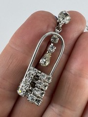Vtg Screw Back Wishing Well Clear Rhinestone Dangle Jewelry Earrings 1.5″