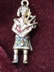 9K Vtg Scottish Full Highland Dress Enamel Bag Piper Kilt Charm Pendant 3.0 Gr