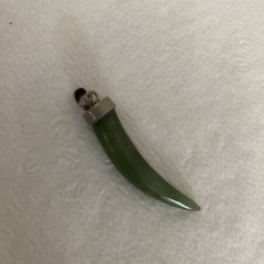 VTG 1950s Natural Jade Horn Tusk Pendant Silver Tone Bail Classy Retro ✳️