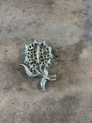 VINTAGE SILVER TONE CLEAR RHINESTONE FLOWER BOUQUET PIN BROOCH
