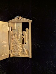 Christmas Door JJ Jonette Vintage Brooch Pin Hinged Holiday Gold Opens
