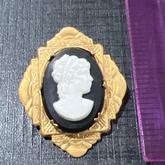 Vintage Cameo Brooch 1.5 In
