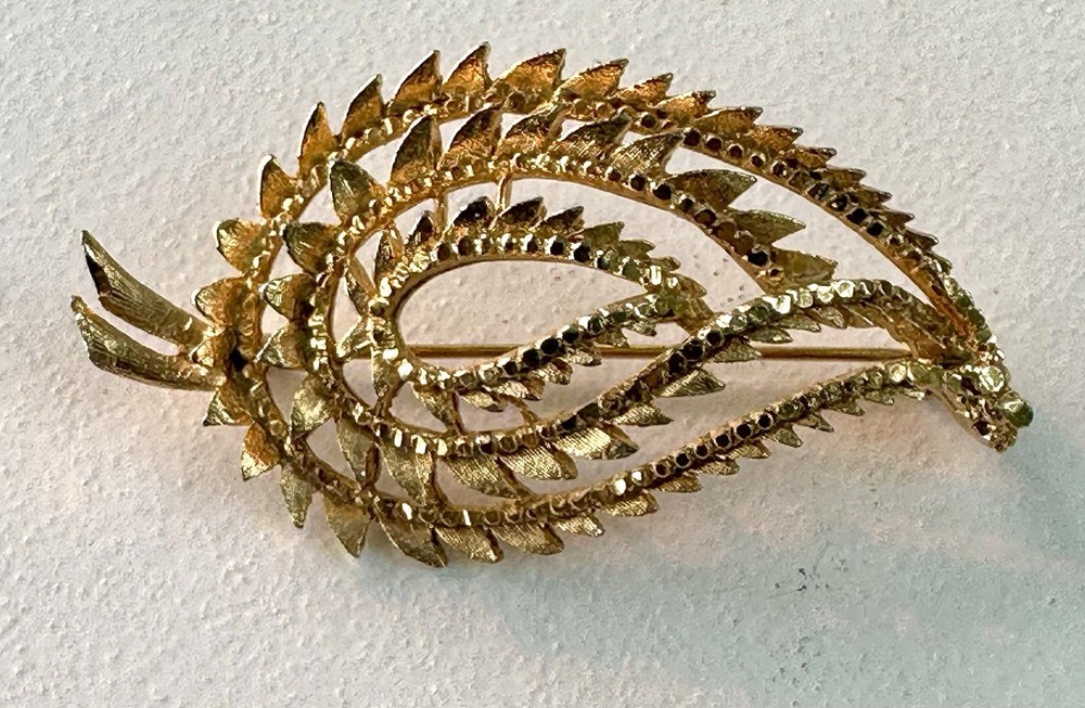 vintage 1950s-1960s textured gold-tone leaf brooch