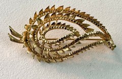 vintage 1950s-1960s textured gold-tone leaf brooch