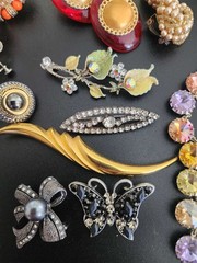 vintage costume jewelry lot of 28 in beautiful box