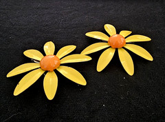 Pair of Vtg Yellow Orange Enamel Daisy Flower Brooches Pins 2.5″ Mod 60s Retro