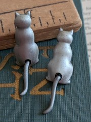 Vtg JJ Dangling Tail Articulated Kitty Cat Kitten Post Earrings Brushed Metal