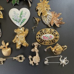 Avon 16 PC LOT Brooch Pin Lot All Signed Turtle Bee Poodle Leaf Butterfly Vtg