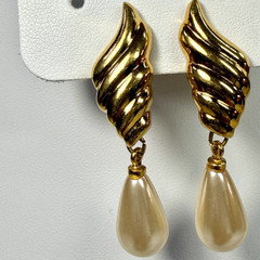 VTG Napier Gold Tone Pearl Drop Dangle Earrings Signed Screw Back Shell Twist