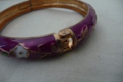 MAROON FLOWERED ENAMELED HINGED BANGLE #195A VTG COSTUME BRACELET