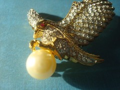 STUNNING SIGNED AD2001 EAGLE W/PEARL PAVE’ CRYSTAL RHINESTONES BROOCH GOLD PLATE