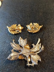 Vintage 1992 AVON Silver Tone Christmas Poinsettia Brooch and Earrings Set
