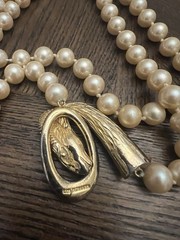 LES BERNARD FAUX PEARL GOLD TONE (WEAR NOTED) RAM HEAD CLASP NECKLACE 34IN LONG