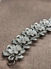 Vintage 1950’s-1960’s? Rhodium Plated Flower Plaque Link 7″ Costume Bracelet