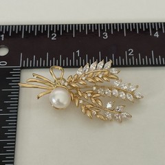 Ladies Clear CZ Flower Plant Faux Pearl Gold Tone Sparkly Brooch Pin Pendant
