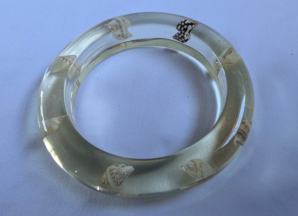 Vintage Clear Lucite Acrylic Resin Bangle Bracelet Real Inlaid Seashells Bin 12