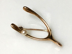 VINTAGE~14K YELLOW GOLD PEARL FIGURAL WISHBONE PIN BROOCH~2.8g~GOOD LUCK JUNE