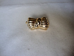 VTG 1970s RIBBON BOW GOLD TONE HINGED W/SAFETY CATCH DRESS/SCARF CLIP