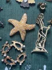 Brooch and pin lot Stickpin Brooches Gold Silver Tone Metal Mixed Materials Vtg