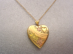 Beautiful Vintage Gold-Filled Etched Heart Photo Locket & Chain Necklace