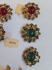 LOT OF 7 VINTAGE Early 60’S GOLD TONE & CABOCHON PINS BROOCHES