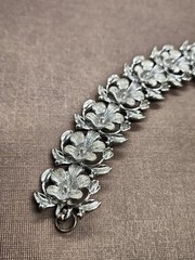 Vintage 1950’s-1960’s? Rhodium Plated Flower Plaque Link 7″ Costume Bracelet