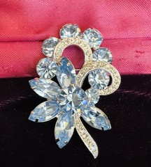 VINTAGE SIGNED EISENBERG BRILLIANT LIGHT BLUE RHINESTONE BROOCH PIN