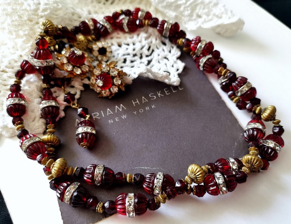 MIRIAM HASKELL 40′ HORSESHOE 2-PC BLOOD RED CÔTELÉ & NUGGET BEAD ICE R/S ACCENTS