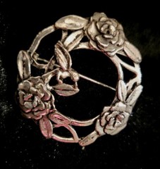 VINTAGE SIGNED MAS J SILVER PLATED ON PEWTER FLORAL CIRCULAR BROOCH.