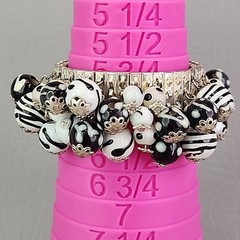 Vintage Glass Beaded Expandable Bracelet Black White Silver Tone 6″