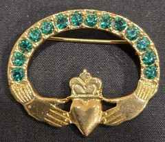 Vintage Claddagh 1.5 In Green Rhinestone Brooch Pin Gold Tone Irish Hands Crown
