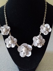 The Limited Faux Pearl Ball Center of A Creamy Beige Flower Choker Necklace #192