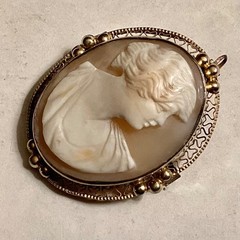 ANTIQUE CARVED SHELL CAMEO PENDANT / BROOCH – GOLD / SILVER