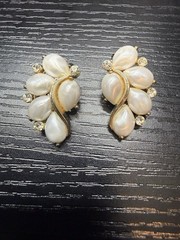 Lisner Signed Vintage Gold Tone & Faux Pearl Clip On Earrings