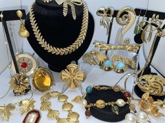 29 Pcs Vintage Gold Tone High End Jewelry Brooch Necklace Earrings Bracelet Lot