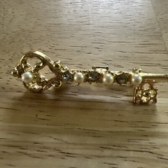 Beautiful Brooch Pin Gold Tone Faux Pearls Clear Rhinestones Key Shape 1 3/4″
