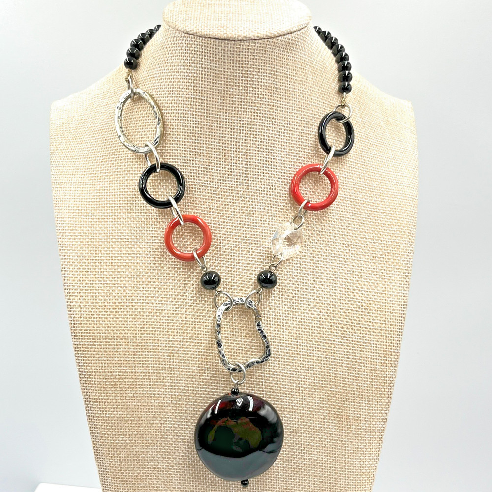 VTG Retro Bold Red & Black Beaded Geometric Pendant Necklace – Silver Tone Arty