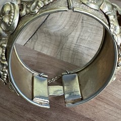 Whiting Davis Repoussé Hinged Bangle Bracelet 6.5 Floral Gold Art Nouveau Rare