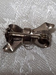 Vintage 1″ Bow Pin Brooch Medal Pendant Hanger Silver Tone New
