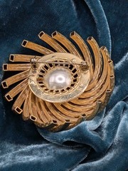 Vintage mid century jewelry pin Gold Swirl Brooch faux Pearl, 2 Inch Unbranded
