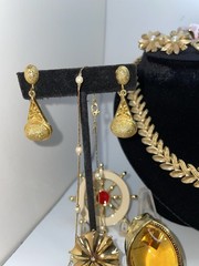 29 Pcs Vintage Gold Tone High End Jewelry Brooch Necklace Earrings Bracelet Lot