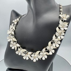 Vintage Lisner White Flower Rhinestone Choker Necklace Silver Tone 16.5″